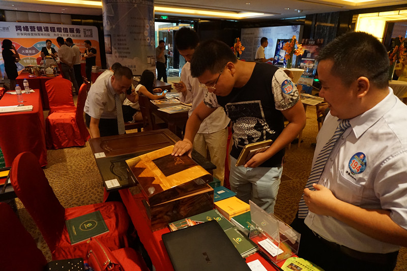 羞羞视频免费网站化工为参展客户讲解产品