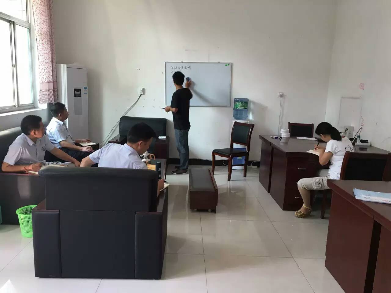戴老师为羞羞视频免费网站外省业务经理进行经销商服务培训