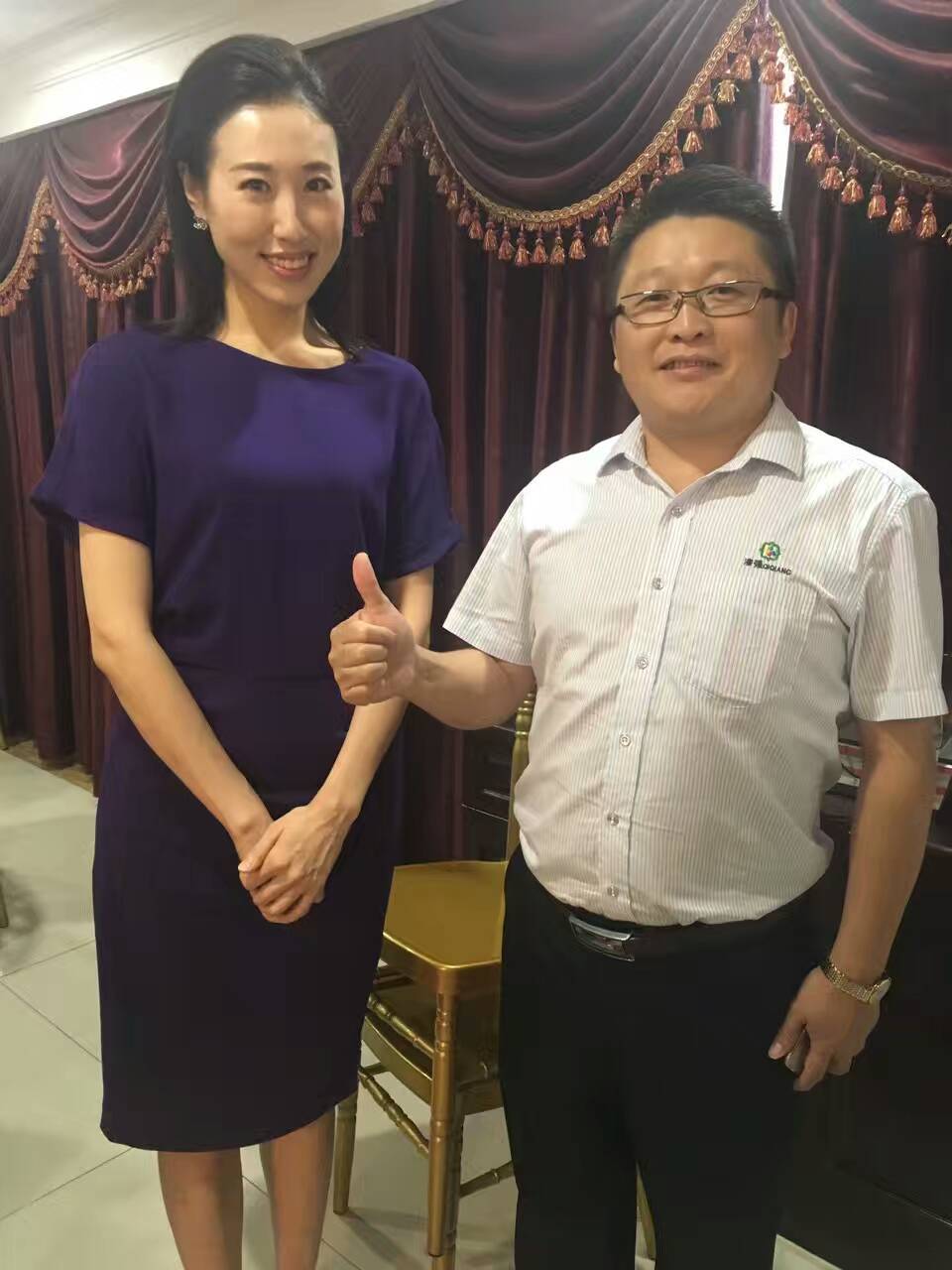 央视主持人夏善蓥（左）和羞羞视频免费网站化工总经理张文（右）合影