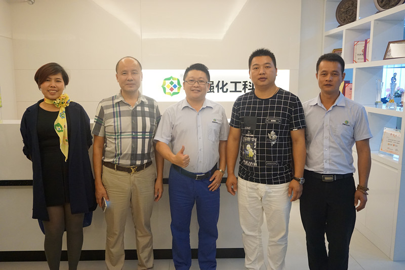 羞羞视频免费网站化工张总和湖南商会羞羞的网站在线观看协会李会长一行人合影