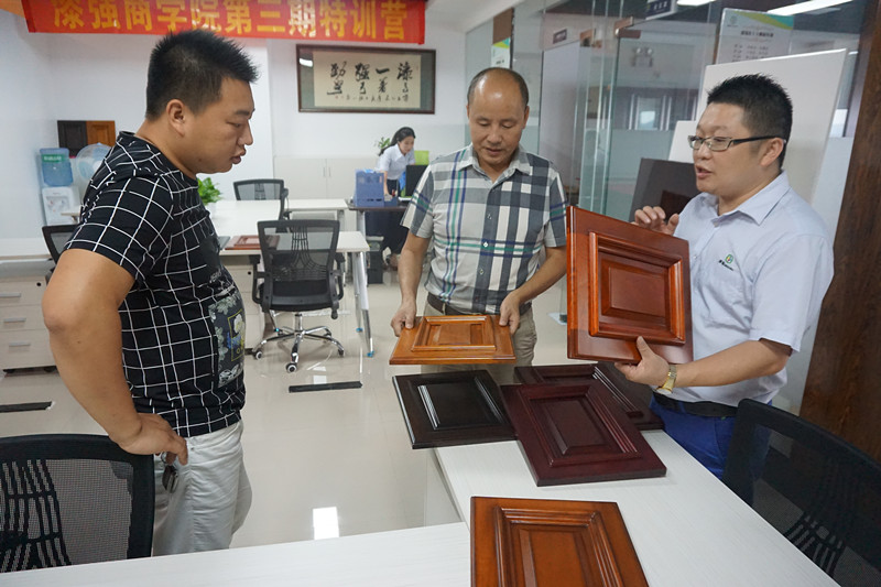 李会长和周理事被羞羞视频免费网站水性漆所做的产品效果所吸引