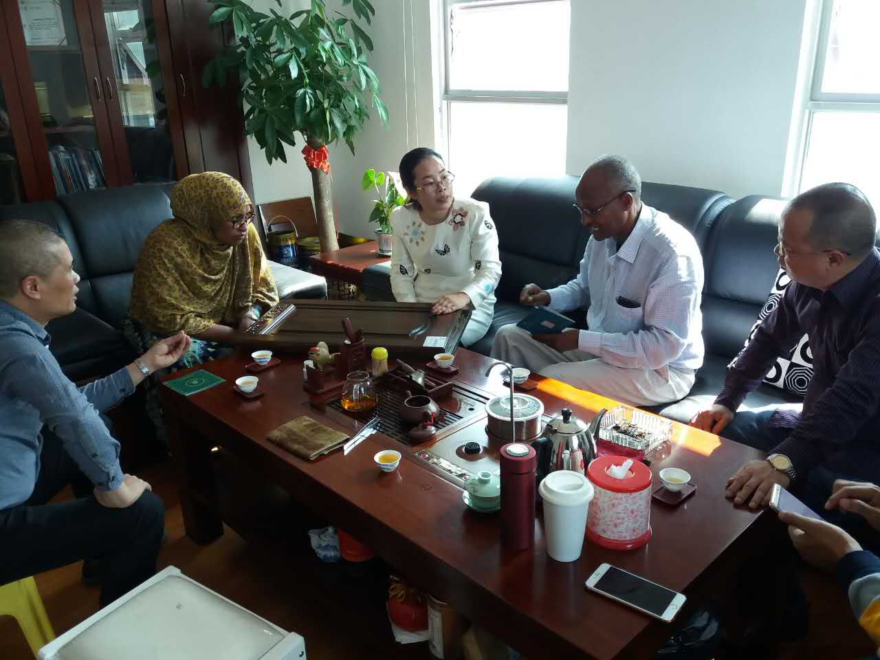 mohamud一行人来到了羞羞视频免费网站化工生产基地参观指导