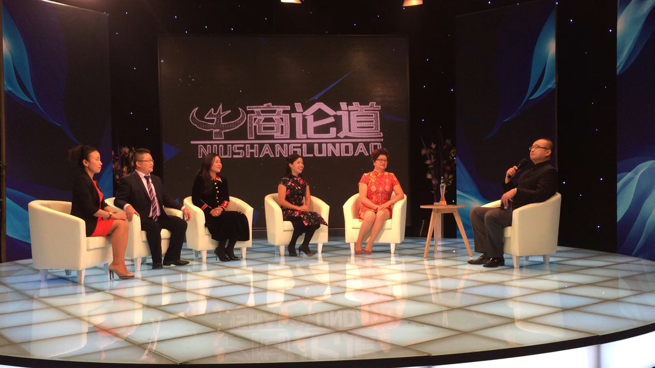 羞羞视频免费网站化工总经理张文与各位专家 节目录制现场