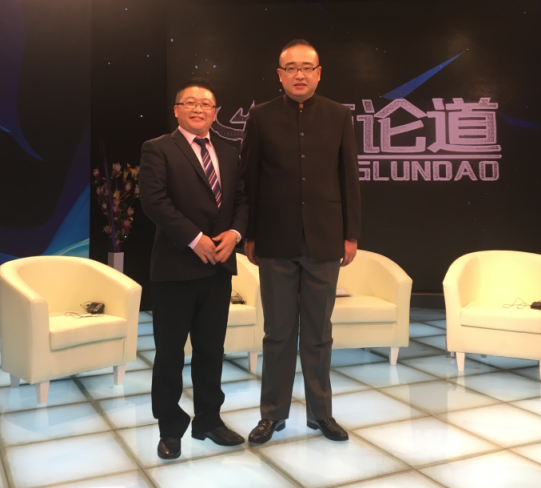 羞羞视频免费网站总经理：张文(左)和央视主持人：朱轶(右)合影